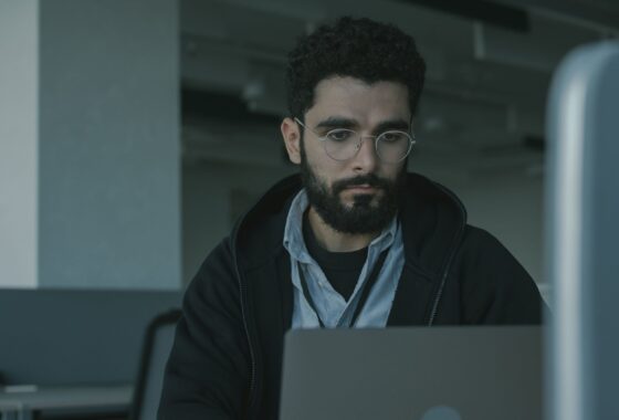 homme qui travaille sur une cyberattaque