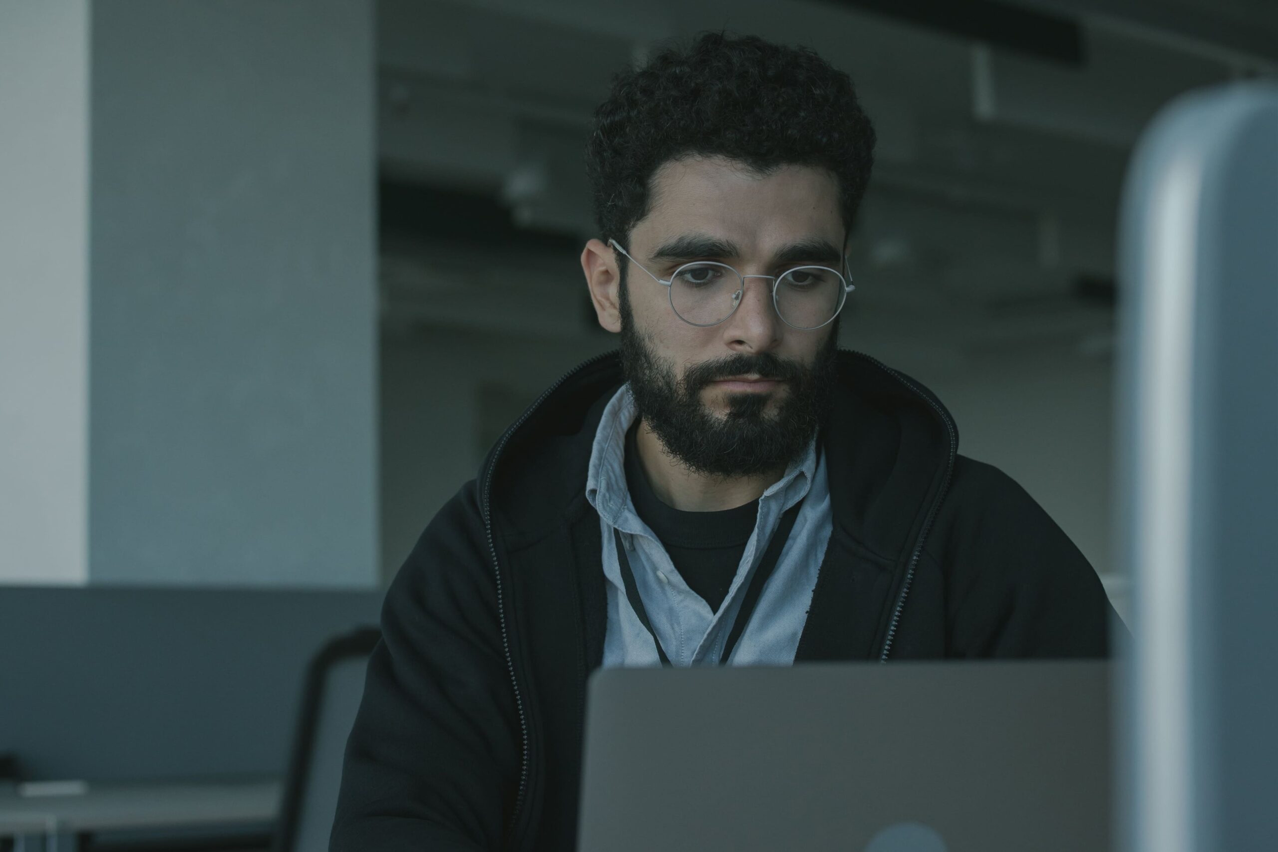 homme qui travaille sur une cyberattaque